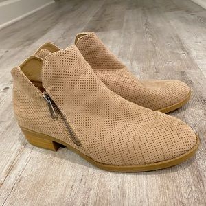 LIKE NEW Tan Chelsea Boots, Ankle Boots, Size 7.5 Wide, Short Heel